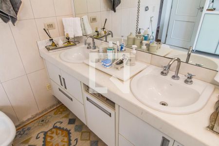 Casa de condomínio à venda com 530m², 4 quartos e 6 vagasBanheiro da Suíte master