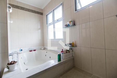 Casa de condomínio à venda com 530m², 4 quartos e 6 vagasBanheiro da Suíte master