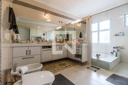 Casa de condomínio à venda com 530m², 4 quartos e 6 vagasBanheiro da Suíte master