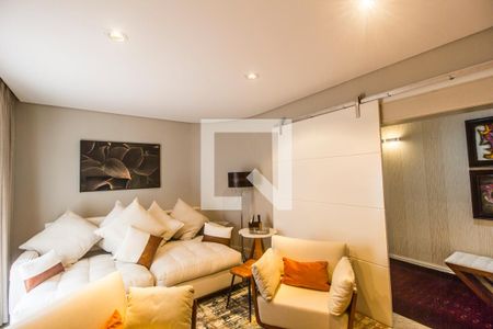 Casa de condomínio à venda com 530m², 4 quartos e 6 vagasSala de TV