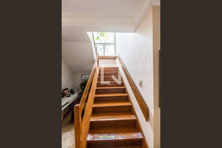 Casa de condomínio à venda com 530m², 4 quartos e 6 vagasEscada