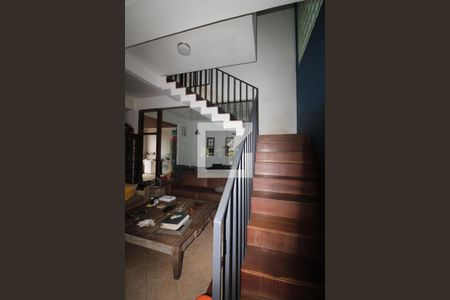 Casa de condomínio à venda com 400m², 4 quartos e 5 vagasEscada