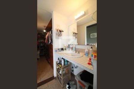 Casa de condomínio à venda com 400m², 4 quartos e 5 vagasBanheiro da Suíte 1