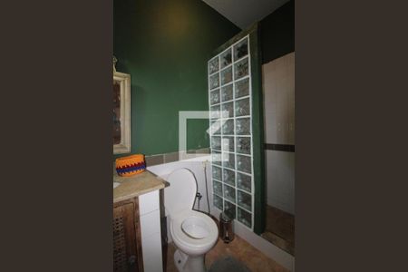 Casa de condomínio à venda com 400m², 4 quartos e 5 vagasEspaço de Hóspedes -Banheiro