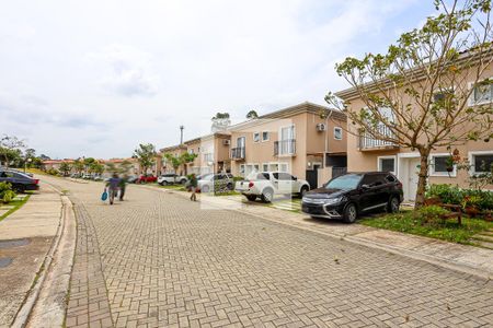 Casa para alugar com 110m², 3 quartos e 2 vagasFachada da casa e rua do condomínio