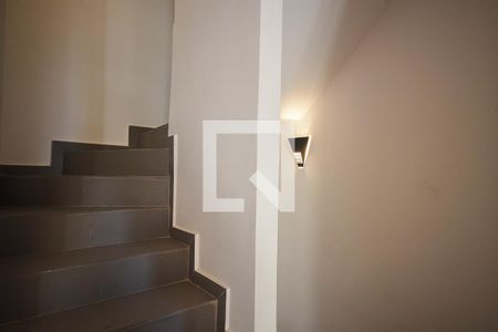 Escada de casa de condomínio para alugar com 2 quartos, 126m² em Real Parque, São Paulo