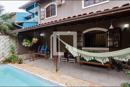 Casa à venda com 196m², 3 quartos e 3 vagas Casa à venda com 196m², 3 quartos e 3 vagasPiscina