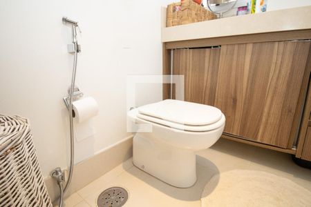 Banheiro 1, louça sanitária e duchinha de apartamento à venda com 2 quartos, 110m² em Vila Olímpia, São Paulo