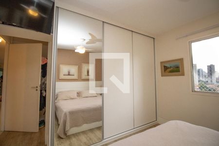 Suite, armário de parede com porta espelhada de apartamento à venda com 2 quartos, 110m² em Vila Olímpia, São Paulo