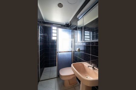 Banheiro de apartamento à venda com 1 quarto, 54m² em Jardim Floresta, Porto Alegre