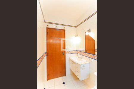 Casa à venda com 220m², 3 quartos e 2 vagas Casa à venda com 220m², 3 quartos e 2 vagasBanheiro Social