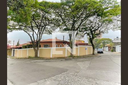 Casa à venda com 220m², 3 quartos e 2 vagas Casa à venda com 220m², 3 quartos e 2 vagasFachada