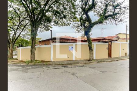 Casa à venda com 220m², 3 quartos e 2 vagas Casa à venda com 220m², 3 quartos e 2 vagasFachada