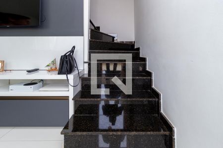 Escada de casa de condomínio à venda com 2 quartos, 150m² em Vila Libanesa, São Paulo