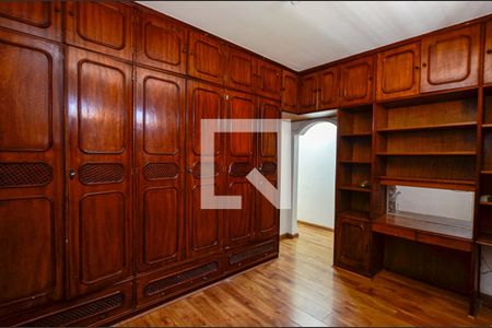 Casa à venda com 240m², 4 quartos e 2 vagasSuite
