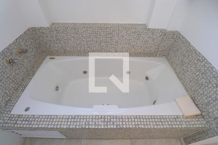 Casa para alugar com 790m², 4 quartos e 6 vagasBanheira da suite 2