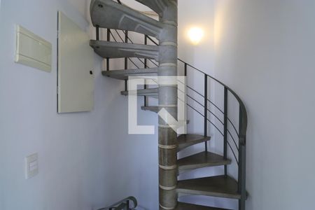 Casa para alugar com 790m², 4 quartos e 6 vagasEscada