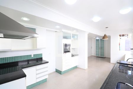 Casa para alugar com 790m², 4 quartos e 6 vagasCozinha