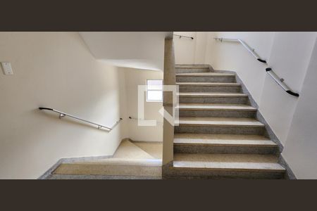 Apartamento para alugar com 78m², 2 quartos e 1 vagaEscada