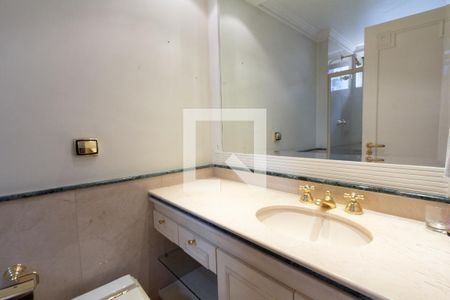 Apartamento à venda com 335m², 4 quartos e 6 vagasBanheiro da Suíte 1