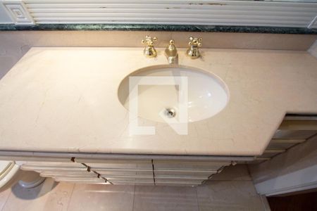 Apartamento à venda com 335m², 4 quartos e 6 vagasBanheiro da Suíte 4