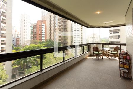 Apartamento à venda com 335m², 4 quartos e 6 vagasVaranda