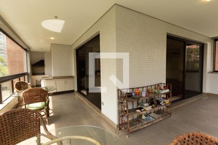 Apartamento à venda com 335m², 4 quartos e 6 vagasVaranda