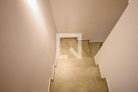 Escada de casa de condomínio para alugar com 2 quartos, 147m² em Real Parque, São Paulo