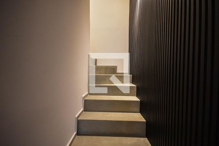 Escada de casa de condomínio para alugar com 2 quartos, 147m² em Real Parque, São Paulo