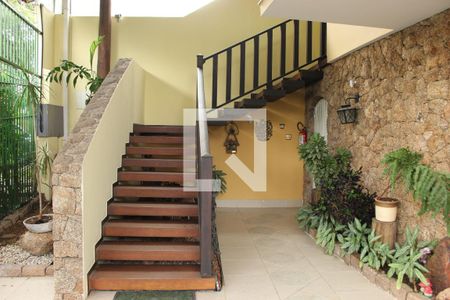 Escada de apartamento para alugar com 3 quartos, 165m² em Butantã, São Paulo