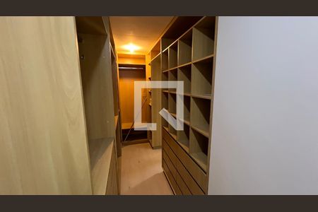 Apartamento para alugar com 262m², 3 quartos e 4 vagas Apartamento para alugar com 262m², 3 quartos e 4 vagasCloset da suite 3