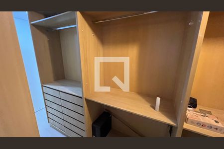 Apartamento para alugar com 262m², 3 quartos e 4 vagas Apartamento para alugar com 262m², 3 quartos e 4 vagasCloset da suite 3