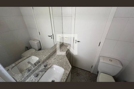 Apartamento para alugar com 262m², 3 quartos e 4 vagas Apartamento para alugar com 262m², 3 quartos e 4 vagasBanheiro da suite 2
