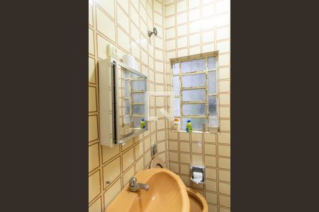 Casa à venda com 200m², 4 quartos e 3 vagas Casa à venda com 200m², 4 quartos e 3 vagasBanheiro