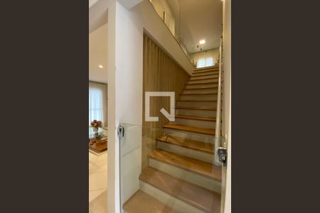 Casa de condomínio à venda com 360m², 4 quartos e 4 vagasEscada