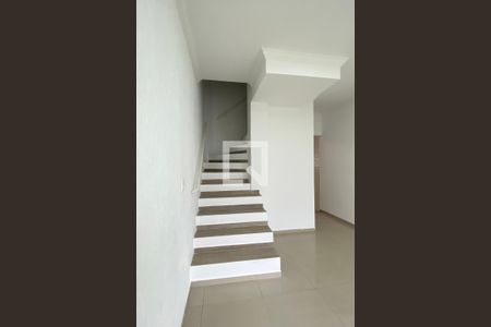 Escada de casa de condomínio para alugar com 2 quartos, 62m² em Jardim Regina Alice, Barueri