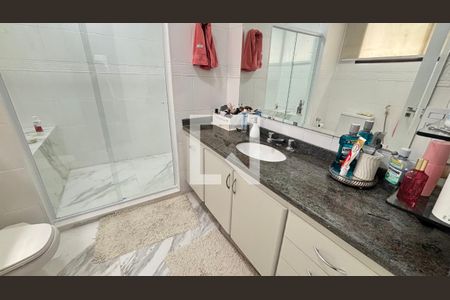 Apartamento à venda com 250m², 4 quartos e 2 vagas Apartamento à venda com 250m², 4 quartos e 2 vagasBanheiro da Suíte