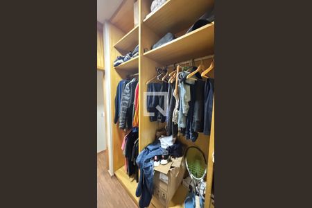 Apartamento à venda com 250m², 4 quartos e 2 vagas Apartamento à venda com 250m², 4 quartos e 2 vagasCloset Suite