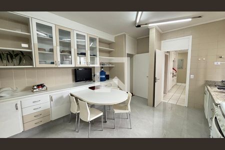 Apartamento à venda com 250m², 4 quartos e 2 vagas Apartamento à venda com 250m², 4 quartos e 2 vagasCozinha