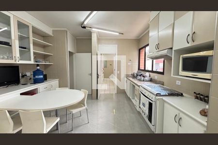 Apartamento à venda com 250m², 4 quartos e 2 vagas Apartamento à venda com 250m², 4 quartos e 2 vagasCozinha