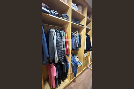 Apartamento à venda com 250m², 4 quartos e 2 vagas Apartamento à venda com 250m², 4 quartos e 2 vagasCloset Suite