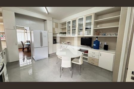 Apartamento à venda com 250m², 4 quartos e 2 vagas Apartamento à venda com 250m², 4 quartos e 2 vagasCozinha