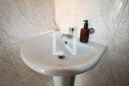 Casa de condomínio à venda com 110m², 3 quartos e 2 vagasBanheiro de serviço