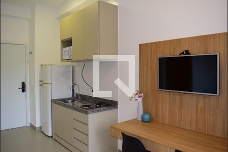 Cozinha vista a partir do quarto de kitnet/studio para alugar com 1 quarto, 25m² em Pinheiros, São Paulo