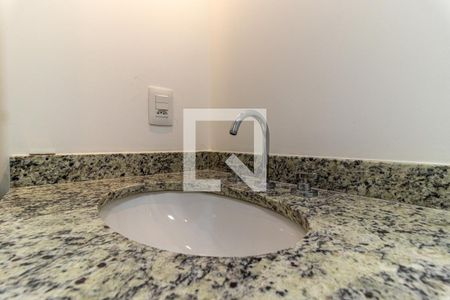 Banheiro de kitnet/studio para alugar com 1 quarto, 54m² em República, São Paulo