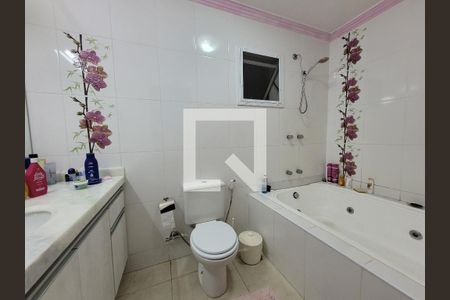 Casa de condomínio à venda com 192m², 4 quartos e 4 vagasBanheiro suíte 02
