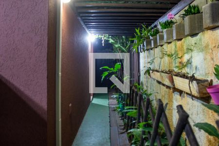 Casa de condomínio à venda com 192m², 4 quartos e 4 vagasCorredor lateral