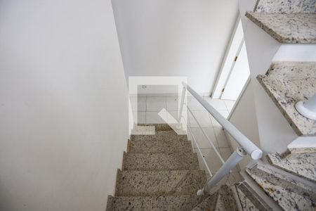 Casa para alugar com 230m², 4 quartos e 2 vagasEscada para o subsolo