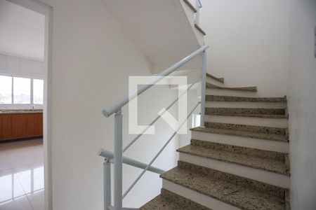 Escada de casa para alugar com 4 quartos, 230m² em Jardim Nova Coimbra, Cotia