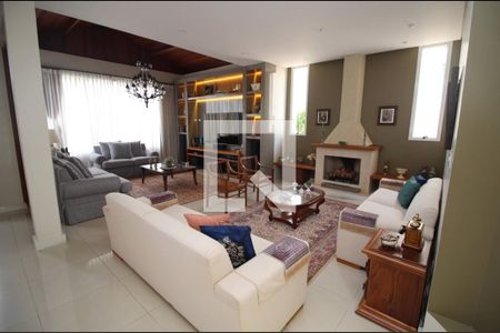 Casa de condomínio à venda com 450m², 3 quartos e 4 vagasSala TV - Estar com lareira